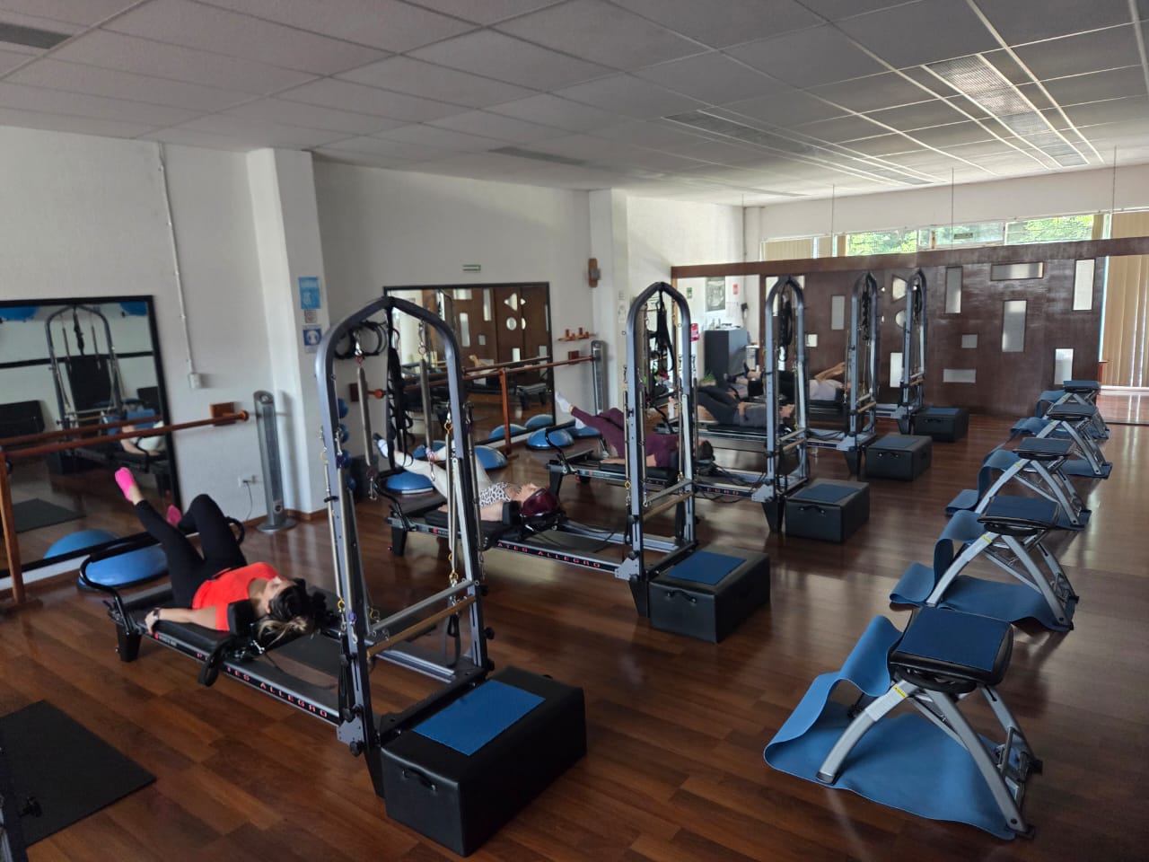 Instructora supervisando clase