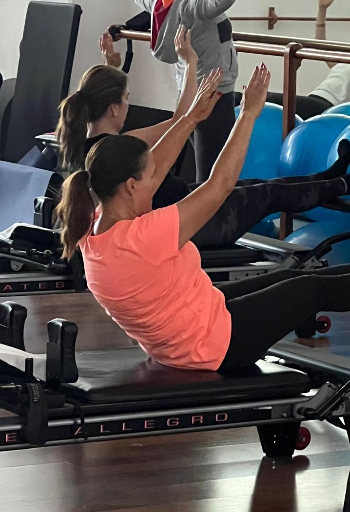 Alumnas ejercitando brazos en reformer